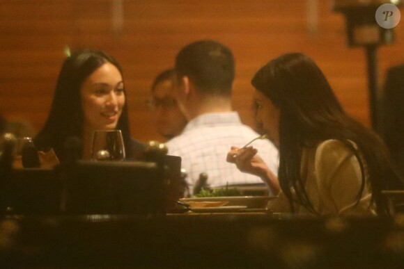Kim Kardashian et son amie Steph dînent dans un restaurant de São Paulo, le 10 mai 2015.