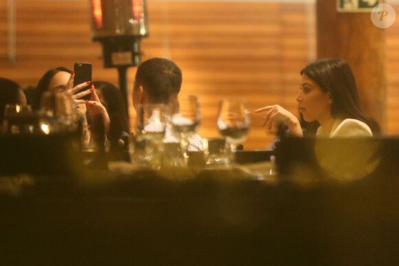 Kim Kardashian et son amie Steph dînent dans un restaurant de São Paulo, le 10 mai 2015.