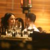 Kim Kardashian et son amie Steph dînent dans un restaurant de São Paulo, le 10 mai 2015.
