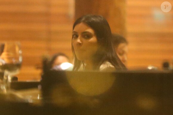Kim Kardashian et son amie Steph dînent dans un restaurant de São Paulo, le 10 mai 2015.