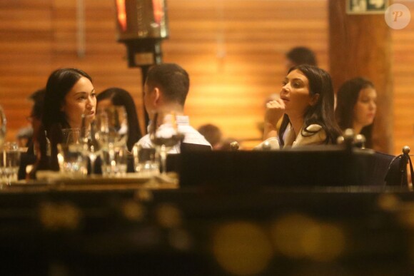 Kim Kardashian et son amie Steph dînent dans un restaurant de São Paulo, le 10 mai 2015.