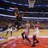LeBron James face à Joakim Noah et Jimmy Butler lors du match Chicago Bulls - Cleveland Cavaliers. Chicago, le 10 mai 2015.