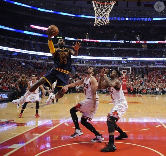 LeBron James face à Joakim Noah et Jimmy Butler lors du match Chicago Bulls - Cleveland Cavaliers. Chicago, le 10 mai 2015.