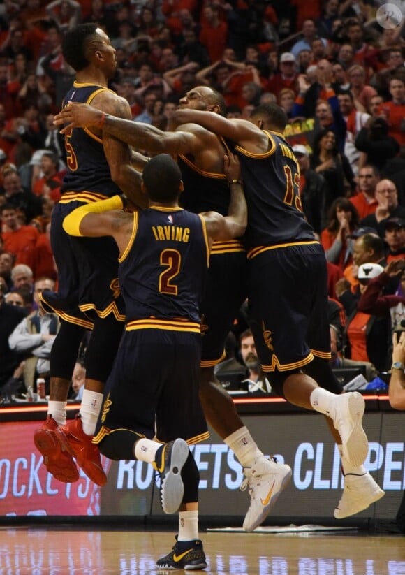 LeBron James, célébré par ses coéquipiers après son shoot victorieux lors du match Chicago Bulls - Cleveland Cavaliers. Chicago, le 10 mai 2015.