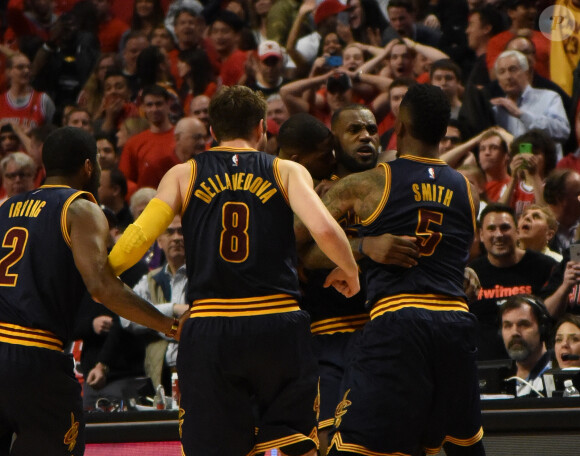 LeBron James, célébré par ses coéquipiers après son shoot victorieux lors du match Chicago Bulls - Cleveland Cavaliers. Chicago, le 10 mai 2015.