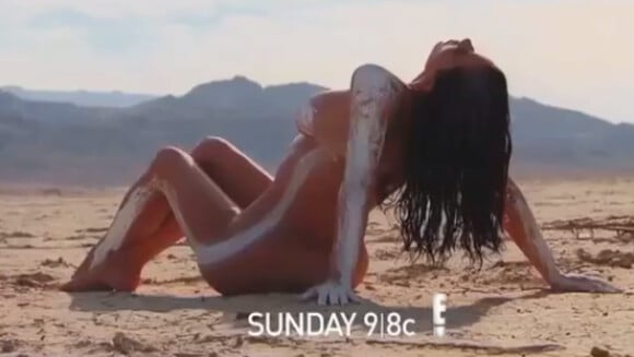 Extrait des coulisses de la séance photo nue de Kim Kardashian en plein désert, diffusée dans le dernier épisode de L'incroyable famille Kardashian.