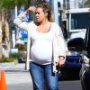 Haylie Duff, très enceinte, fait du shopping à "Dunn-Edwards Paint" à West Hollywood. Haylie fait beaucoup de grimaces en sortant du magasin. Le 8 avril 2015 