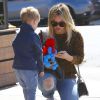 Hilary Duff, son fils Luca, et sa soeur Haylie Duff enceinte sortent du restaurant Granville à Studio City, le 1er mars 2015. 