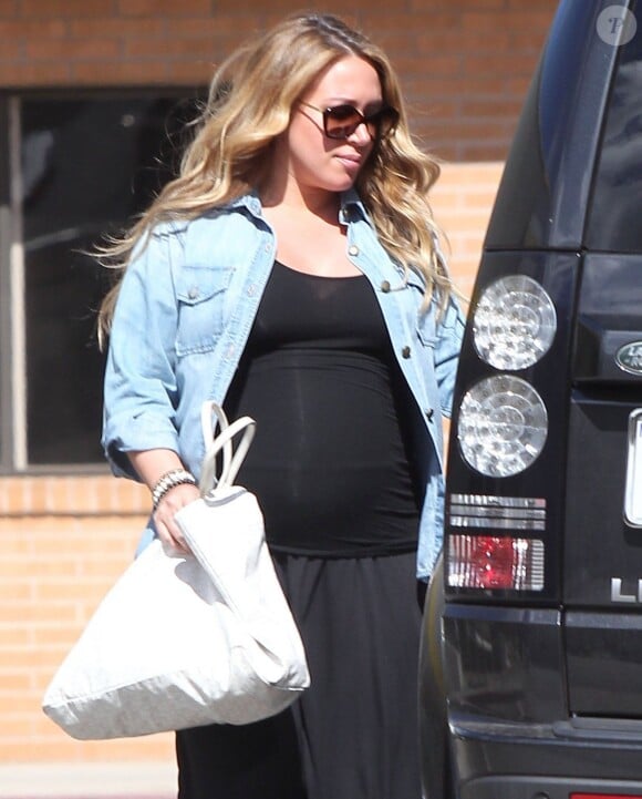 Hilary Duff, son fils Luca, et sa soeur Haylie Duff enceinte sortent du restaurant Granville à Studio City, le 1er mars 2015.  
