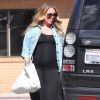Exclusif - Hilary Duff, son fils Luca, et sa soeur Haylie Duff enceinte sortent du restaurant Granville à Studio City, le 1er mars 2015. Hilary a acheté un Spiderman en ballons pour Luca, mais le petit garçon est resté de mauvaise humeur  