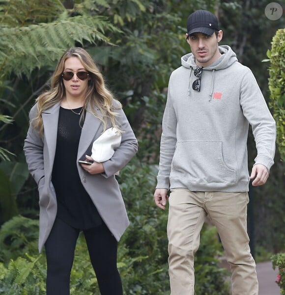 Exclusif - Hilary Duff, son père Robert, sa soeur Haylie Duff enceinte d'une petite fille et son fiancé Matt Rosenberg ont pris le petit-déjeuner au Beverly Hills Hotel à Beverly Hills, le 21 décembre 2014.  