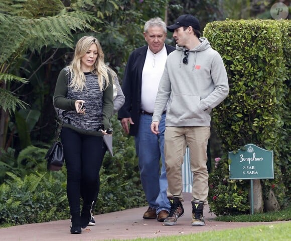 Exclusif - Hilary Duff, son père Robert, sa soeur Haylie Duff enceinte d'une petite fille et son fiancé Matt Rosenberg ont pris le petit-déjeuner au Beverly Hills Hotel à Beverly Hills, le 21 décembre 2014. 
