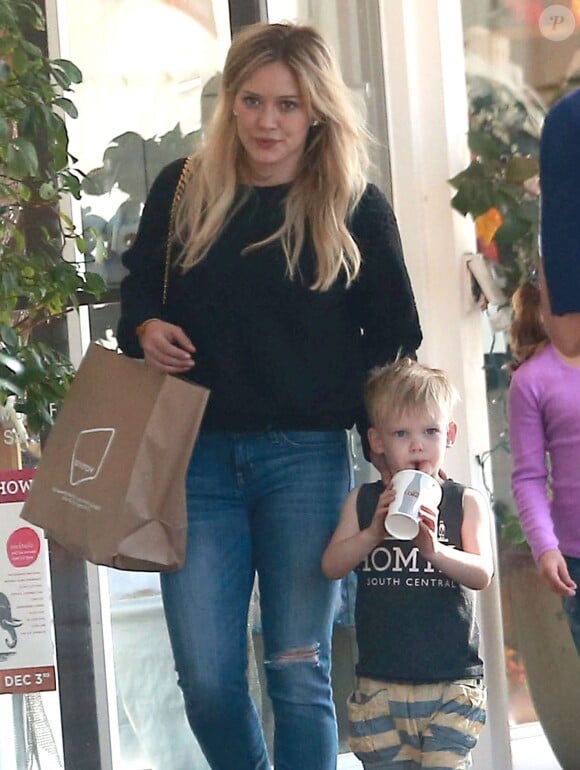 Hilary duff, son fils Luca Comrie et sa soeur Haylie Duff font du shopping ensemble à Beverly Hills, le 29 novembre 2014