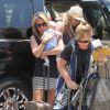 Hilary Duff, sa soeur Haylie et son fils Luca ainsi que leur mère Susan arrivent à l'aéroport de San Cabo pour prendre un vol retour à Los Angeles, le 28 juin 2012 