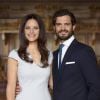 Le prince Carl Philip de Suède et sa fiancée Sofia Hellqvist posant dans la salle de la Mer Blanche au palais Royal Drottningholm à Stockholm en avril 2015 pour le photographe Mattias Edwall, avant leur mariage le 13 juin 2015