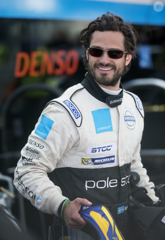 Le prince Carl Philip de Suède le 8 mai 2015 sur le circuit de Skövde, lors d'une manche du STCC avec son team Volvo Polestar