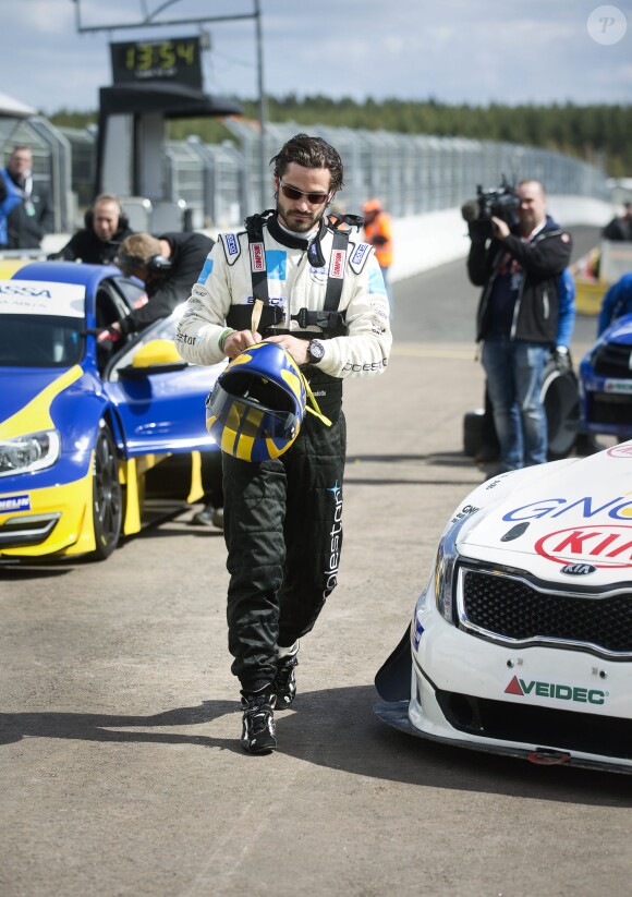 Le prince Carl Philip de Suède le 8 mai 2015 sur le circuit de Skövde, lors d'une manche du STCC avec son team Volvo Polestar