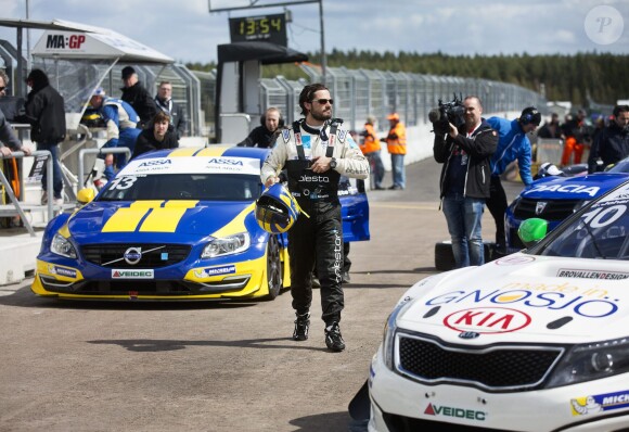 Le prince Carl Philip de Suède le 8 mai 2015 sur le circuit de Skövde, lors d'une manche du STCC avec son team Volvo Polestar