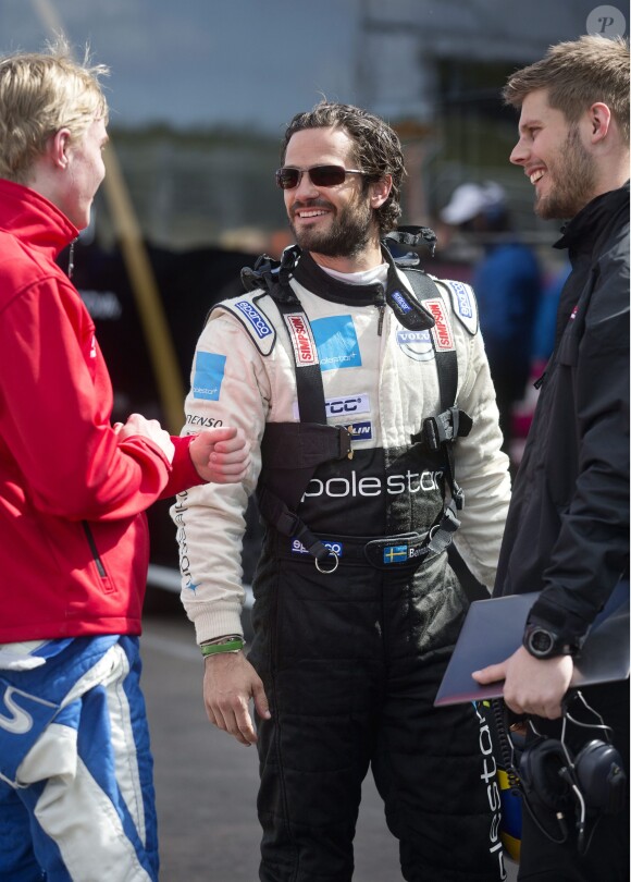 Le prince Carl Philip de Suède le 8 mai 2015 sur le circuit de Skövde, lors d'une manche du STCC avec son team Volvo Polestar