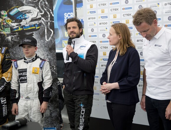 Le prince Carl Philip de Suède le 8 mai 2015 sur le circuit de Skövde, lors d'une manche du STCC avec son team Volvo Polestar