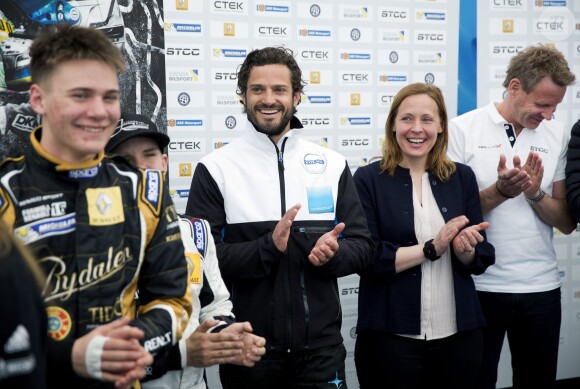 Le prince Carl Philip de Suède le 8 mai 2015 sur le circuit de Skövde, lors d'une manche du STCC avec son team Volvo Polestar
