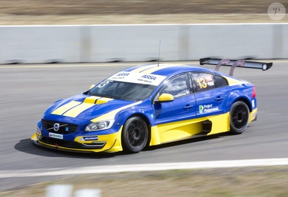 Le prince Carl Philip de Suède le 8 mai 2015 sur le circuit de Skövde, lors d'une manche du STCC avec son team Volvo Polestar