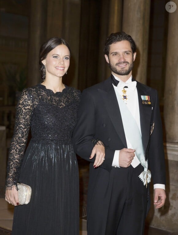 Le prince Carl Philip de Suède et sa fiancée Sofia Hellqvist à un dîner officiel au palais royal de Stockholm, le 11 février 2015.
