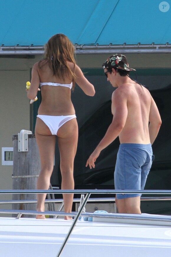 Miles Teller et sa ravissante petite amie Keleigh Sperry à Miami le 11 mai 2015. 