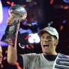 Tom Brady avec le trophée Vince Lombardi après la victoire des New Englands Patriots au Super Bowl au University of Phoenix Stadium à Glendale, le 1er février 2015