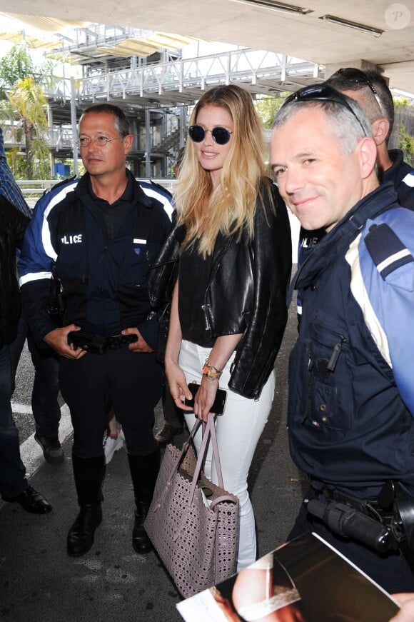 Doutzen Kroes et son mari Sunnery James arrivent à l'aéroport de Nice pour le festival du film de Cannes. Le 12 mai 2015