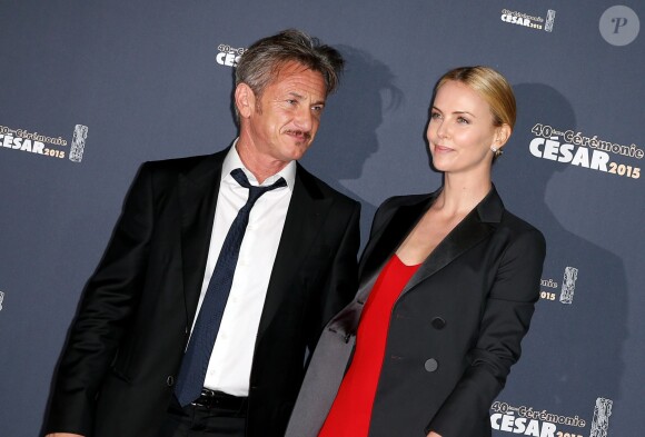 Sean Penn et sa compagne Charlize Theron - Photocall de la 40e cérémonie des César au théâtre du Châtelet à Paris. Le 20 février 2015.