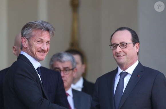 Sean Penn, l'acteur et Président Directeur général et Fondateur de l'organisation d'aide à Haïti, J/P Haitian Relief Organization est reçu par le président français François Hollande au palais de l'Elysée à Paris, le 19 février 2015.
