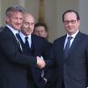 Sean Penn, l'acteur et Président Directeur général et Fondateur de l'organisation d'aide à Haïti, J/P Haitian Relief Organization est reçu par le président français François Hollande au palais de l'Elysée à Paris, le 19 février 2015.