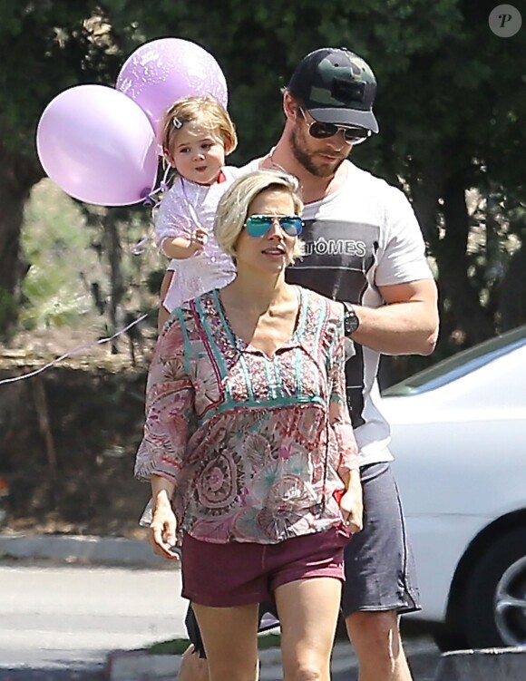 Chris Hemsworth, sa femme Elsa Pataky et leur fille India se rendent dans un cabinet médical à Malibu, le 10 avril 2014.