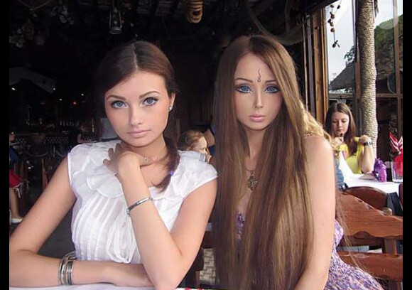 Valeria Lukyanova et sa soeur aînée