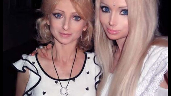 Valeria Lukyanova, Barbie humaine : Sa famille, ses amis... des poupées humaines !