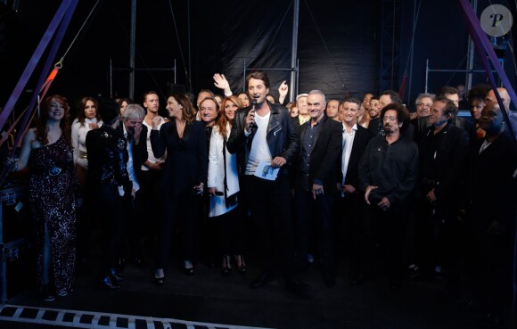 Tous les chanteurs et Vincent Cerutti en backstage du concert Stars 80 le 9 mai 2015, au Stade de France