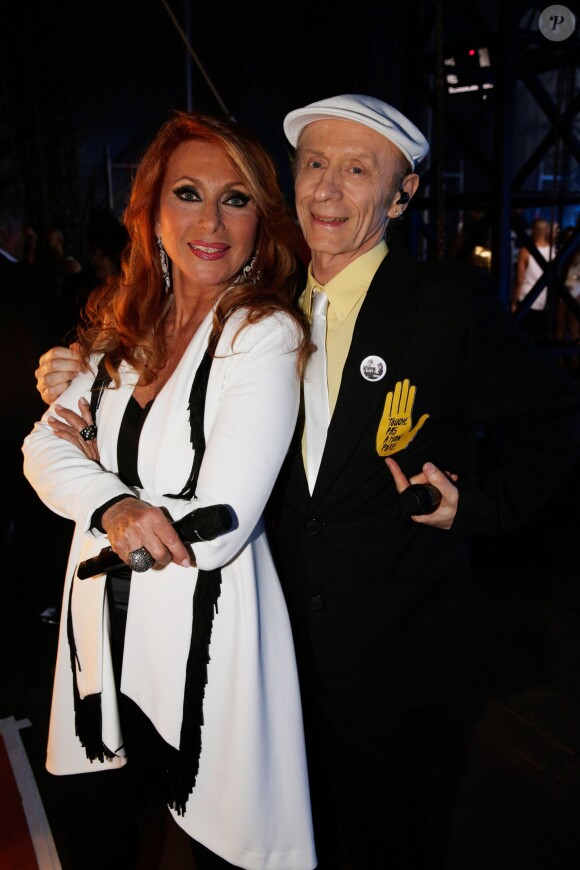 Julie Pietri et Laroche Valmont en backstage du concert Stars 80 le 9 mai 2015, au Stade de France