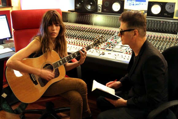 Lou Doillon et Etienne Daho dans un studio d'enregistrement à Paris, en mars 2012.