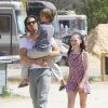 Le producteur Brad Falchuk (nouveau compagnon de Gwyneth Paltrow) se promène avec ses enfants Isabella et Brody dans un centre équestre à Burbank le 5 avril 2015. 