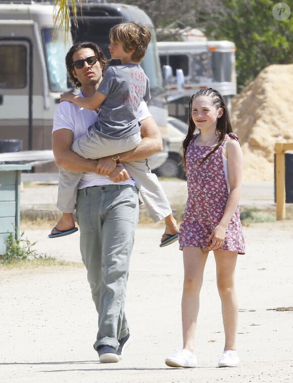 Le producteur Brad Falchuk (nouveau compagnon de Gwyneth Paltrow) se promène avec ses enfants Isabella et Brody dans un centre équestre à Burbank le 5 avril 2015. 