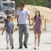 Le producteur Brad Falchuk (nouveau compagnon de Gwyneth Paltrow) se promène avec ses enfants Isabella et Brody dans un centre équestre à Burbank le 5 avril 2015.