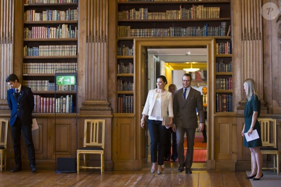 La princesse Victoria et le prince Daniel de Suède lors d'une réunion de leur fondation au palais Drottningholm le 6 mai 2015