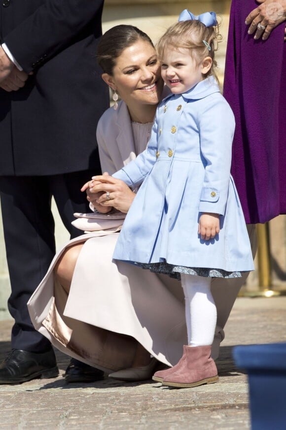 La princesse Victoria de Suède et sa fille la princesse Estelle à Stockholm, le 30 avril 2015, lors de l'anniversaire du roi Carl XVI Gustaf.