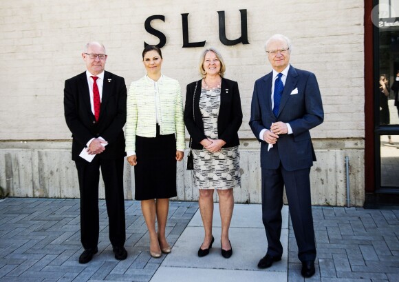 La princesse Victoria de Suède et son père le roi Carl XVI Gustaf à l'Université suédoise des sciences agricoles à Uppsala le 11 mai 2015
