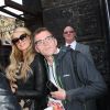 Paris Hilton arrive à la gare de Liverpool, le 13 mai 2015. Elle prend le temps de poser avec ses fans et avec une statue !. Elle est à Liverpool pour aller fêter le premier anniversaire de son parfum au Superdrug.
