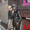 Paris Hilton arrive à la gare de Liverpool. Elle prend le temps de poser avec ses fans et avec une statue! Le 13 ami 2015 