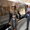 Paris Hilton arrive à la gare de Liverpool. Elle prend le temps de poser avec ses fans. Le 13 ami 2015 