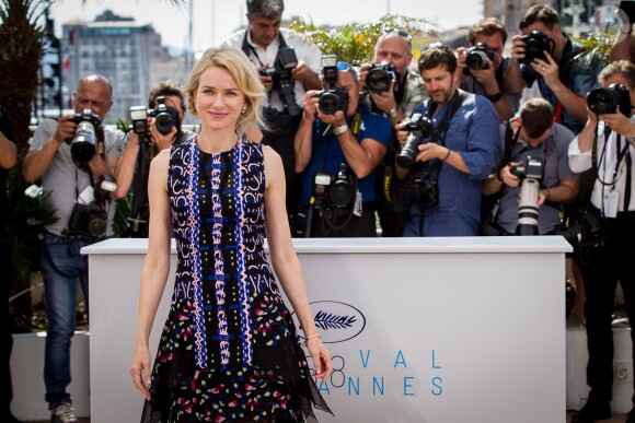 Naomi Watts dans une robe Peter Pilotto - Photocall de The Sea of Trees/La Forêt des songes au Festival de Cannes le 16 mai 2015