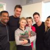 Première photo d'Alfonso Ribeiro Jr., dans les bras de Witney Carson, le 15 mai 2015. Les heureux parents Alfonso Ribeiro (à gauche) et Angela (derrière Witney) ont présenté leur deuxième enfant en compagnie de leur amis de Dancing with the Stars.
